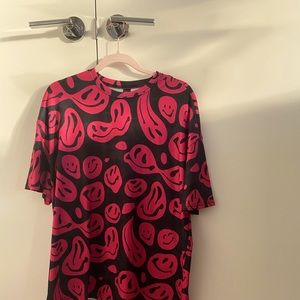 This shirt is GORGEOUS I love it so much